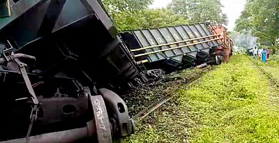 உத்தரப் பிரதேசத்தில் சரக்கு ரயில் தடம் புரண்டது - புகைப்படங்கள்